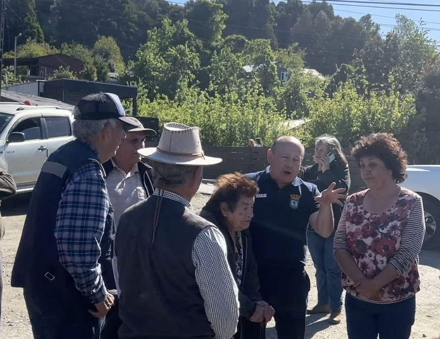 Municipio entrega sacos de papas a vecinos adultos mayores de Panguipulli Alto